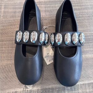 Universal Thread flats- size 9.5